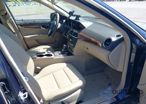 2013 Mercedes-Benz C 300 Luxury 4Matic/Sport 4Matic z USA, uszkodzony, nr VIN WDDGF8AB6DR265878